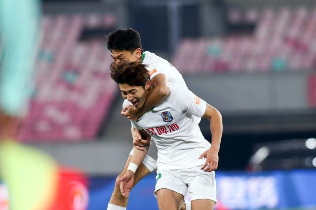 kaiyun体育-2610天！前中甲MVP中超再入球 重燃青岛保级希望