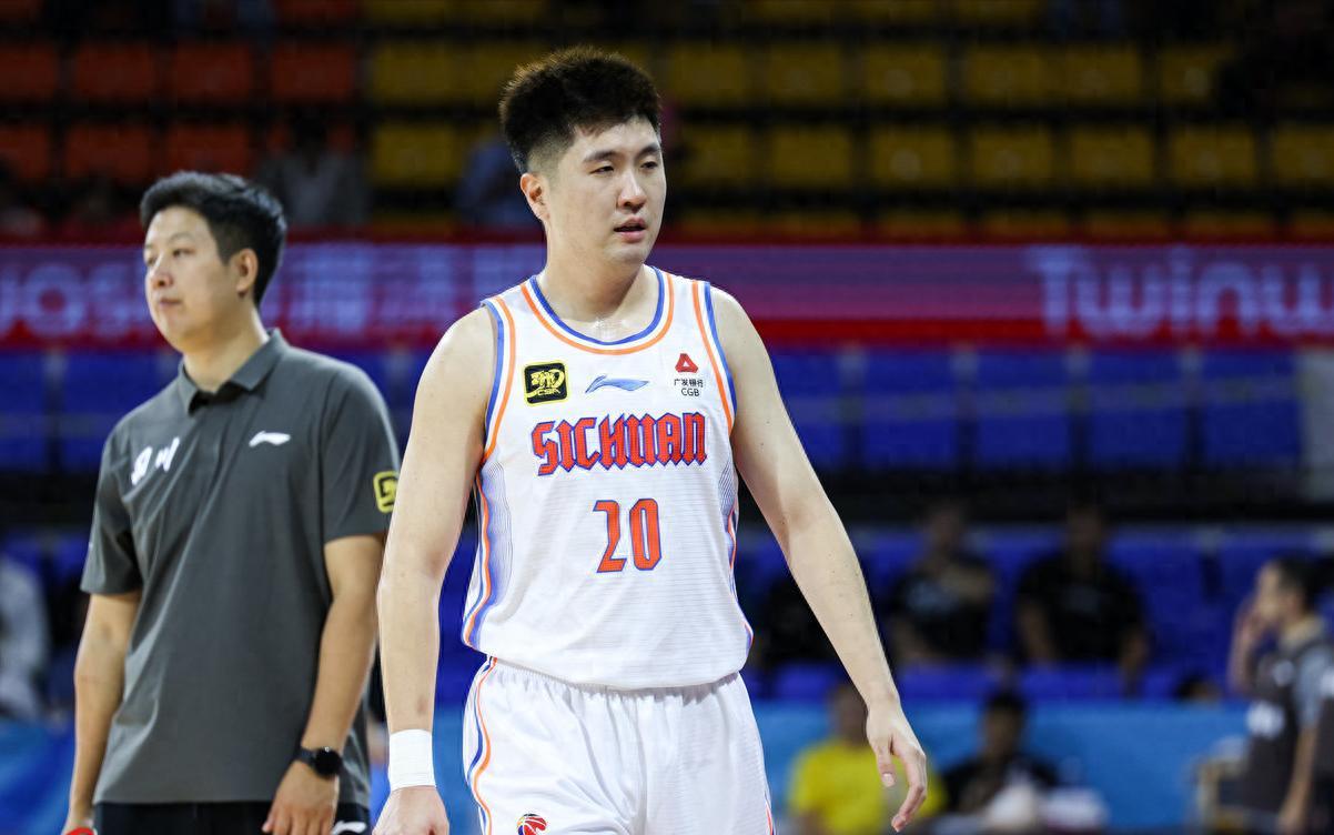 kaiyun体育-杜锋爱徒加盟NBL，新疆后卫伤势接近郭艾伦，杨舒予成女篮队长